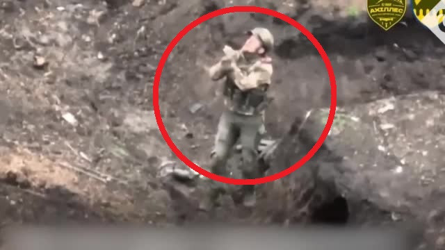 Momentul în care un soldat rus se predă în fața unei drone ucrainene și este lăsat în viață. VIDEO
