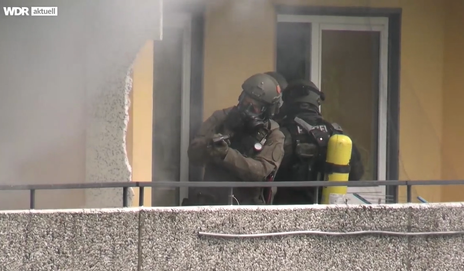 Un bărbat a incendiat un apartament și a provocat o explozie. 12 pompieri și polițiști, răniți. Un cadavru ars a fost găsit