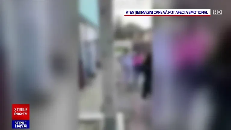 Două fete de 15 ani și o mamă au lovit cu pumnii și picioarele o adolescentă de 14 ani, lângă o școală din Tecuci