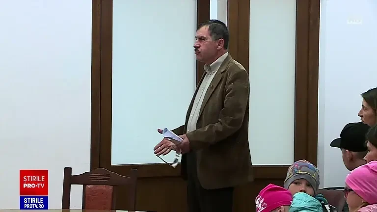 Protest într-o comună din Iași. Zeci de părinți ai unor copii cu dizabilități cer să fie angajați ca asistenți personali