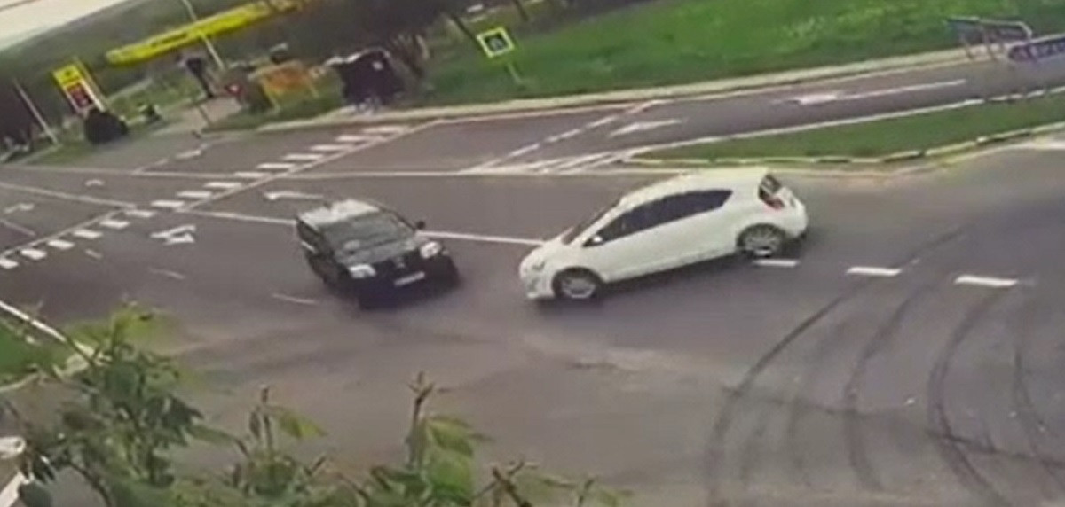 Accident grav în județul Botoșani. Șase persoane au ajuns la spital, după ce două autoturisme s-au ciocnit frontal