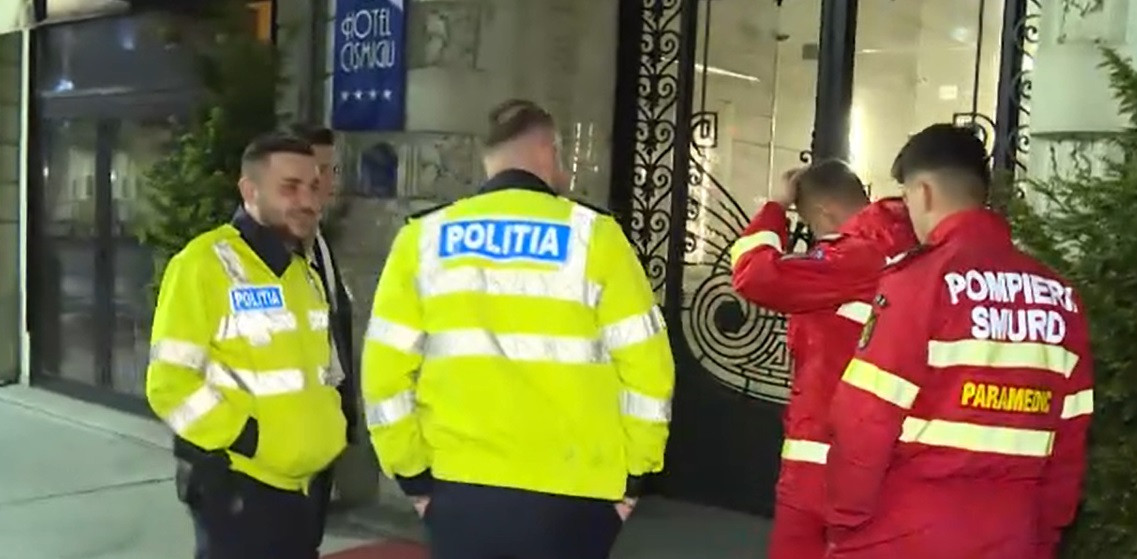 Un bărbat băut a rămas blocat în barul unui hotel din centrul Capitalei. Polițiștii, pompierii și SMURD-ul au intervenit