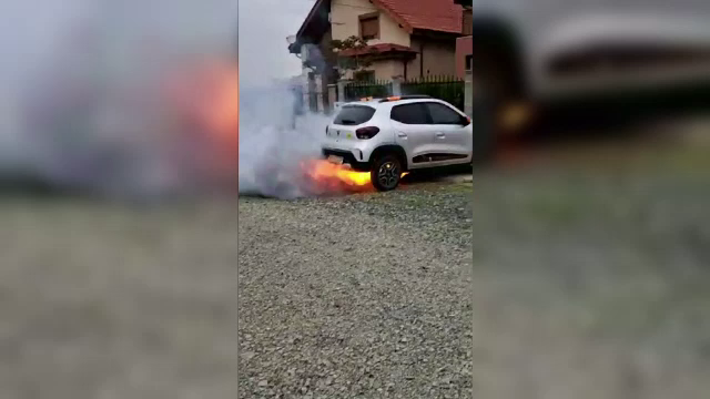 O mașină electrică în care o femeie își aducea copilul de la școală a ars ca o torță, în Timiș