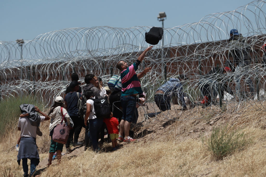 Haos la granița cu SUA. Zeci de mii de migranți încearcă să pătrundă pe teritoriul american