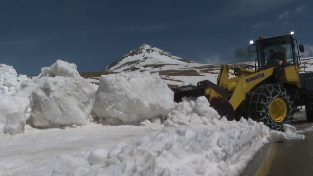 Zăpadă de până la 7 metri pe Transfăgărășan. „Încercăm să îl redăm traficului în data de 15 iunie”