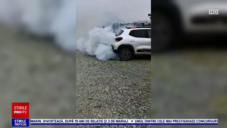 O mașină electrică în care o femeie își aducea copilul de la școală a ars ca o torță, în Timiș
