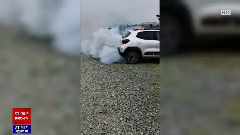 O mașină electrică în care o femeie își aducea copilul de la școală a ars ca o torță