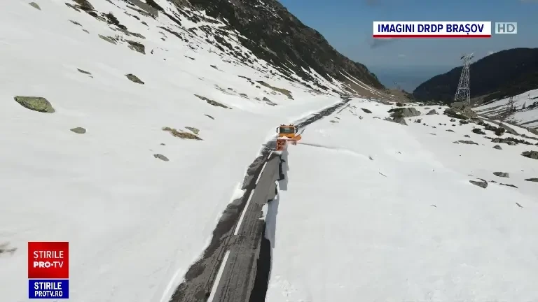 Zăpadă de până la 7 metri pe Transfăgărășan. „Încercăm să îl redăm traficului în data de 15 iunie”