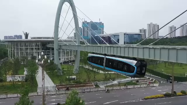 Pare SF, dar e doar un tren suspendat. Călătorii au o priveliște originală, prin podeaua de sticlă