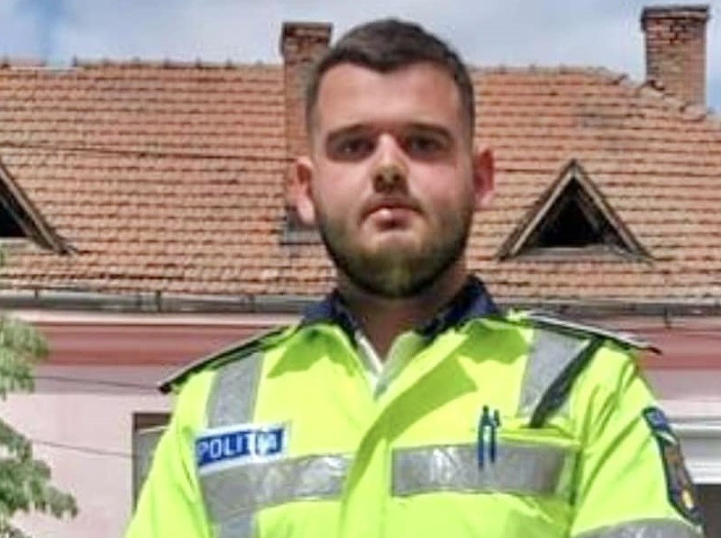 „Hai, zi ceva! Scoate un sunet, te rog!”. Viața unui copil de doar trei ani a fost salvată de Bogdan, un polițist din Cugir