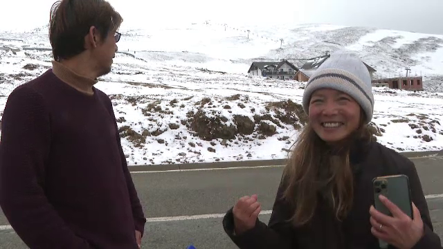 Reacțiile unor turiști din Singapore când au ajuns în România și au dat de zăpadă. Veniseră de la 35 de grade