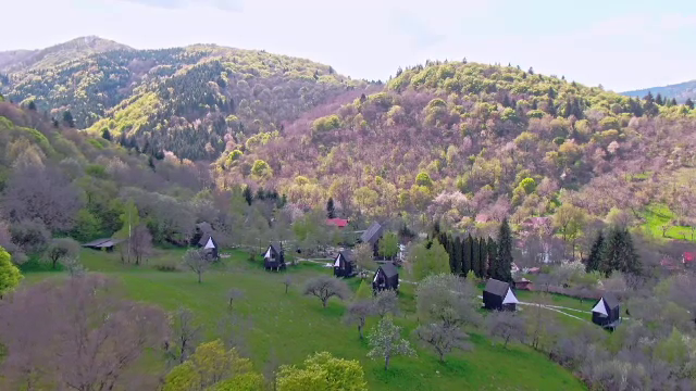 Românii se pregătesc pentru minivacanța de Rusalii. Proprietarii pun la dispoziție cabane în locuri pitorești