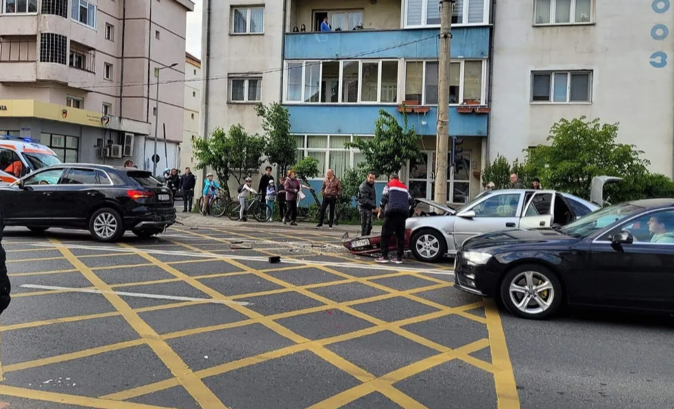 Trei fete cu vârste între 6 luni și 18 ani, rănite într-un accident în Sibiu. Traficul este afectat