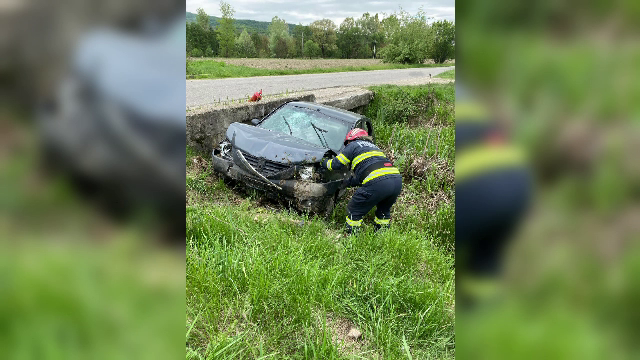 Accident grav în Argeș. O fetiță de 10 luni a murit după ce bunica a intrat cu maşina într-un cap de pod
