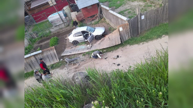 Momentul în care o mașină zboară într-o curte din Bacău. Trei persoane au fost rănite și transportate la spital