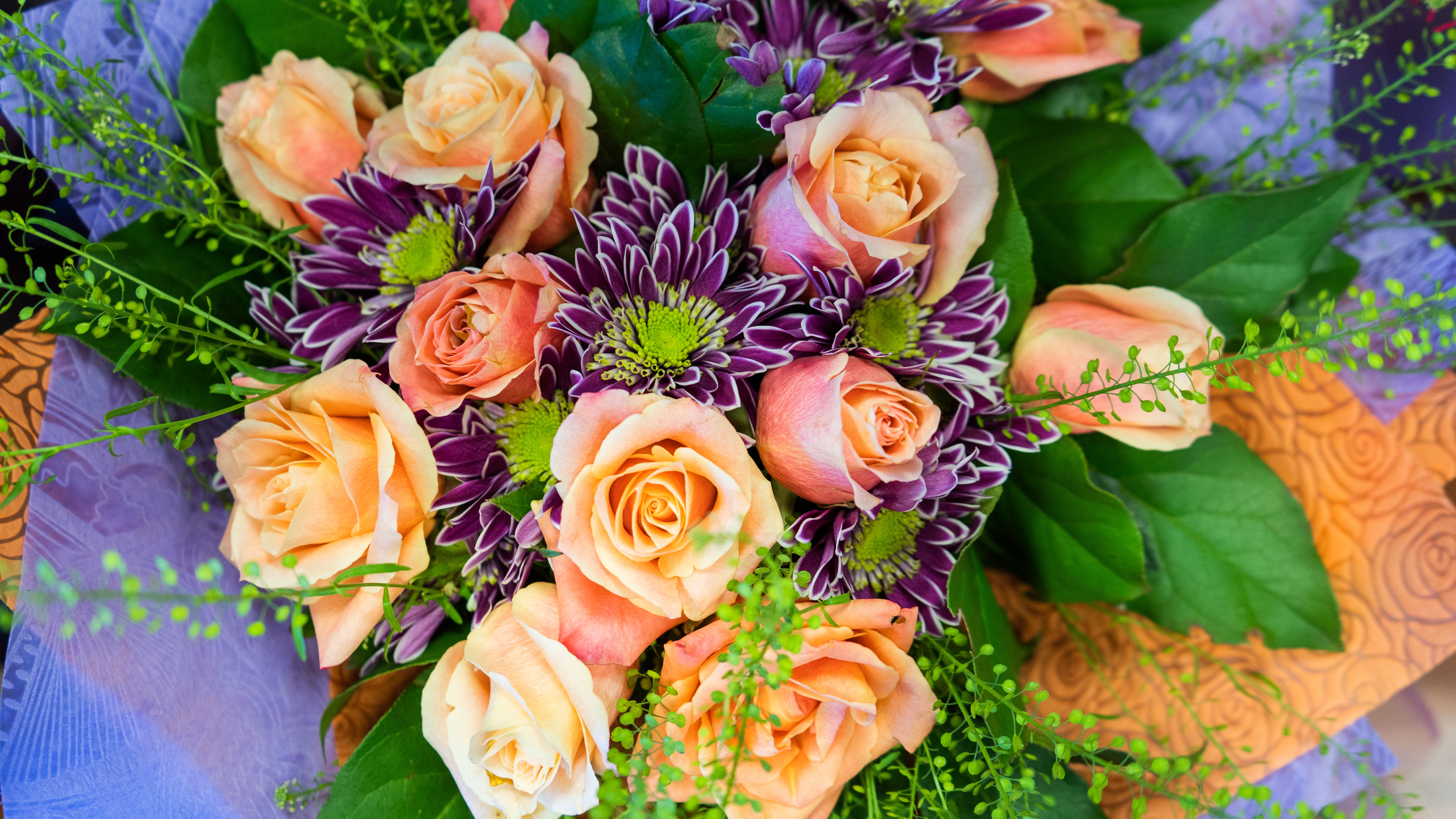 Ce trebuie să faci dacă copilul ingerează substanțe toxice din aranjamentele florale. Medicii specialiști vin cu explicații