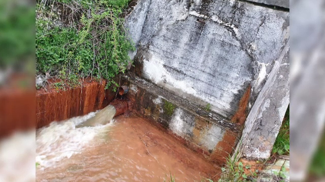 De ce s-au colorat apele râului Bistrița în cărămiziu. „După aspect, ar putea să fie un compus chimic toxic”