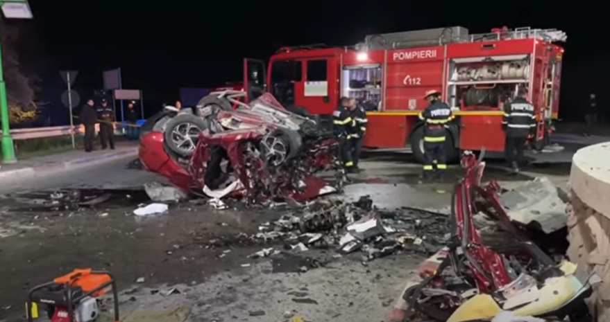 Un tânăr de 23 de ani a murit după ce mașina lui s-a făcut țăndări. A intrat în plin într-un giratoriu, în Năvodari. VIDEO