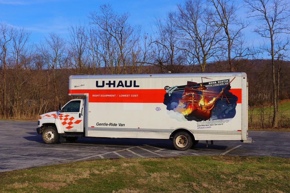 Femeie răpită din fața unui magazin, găsită dezbrăcată într-un camion oprit în trafic de polițiști