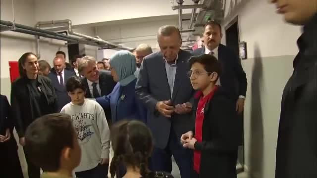 Erdogan a scos un teanc de bani și a împărțit bancnote copiilor, imediat după ce a votat, la alegerile de duminică
