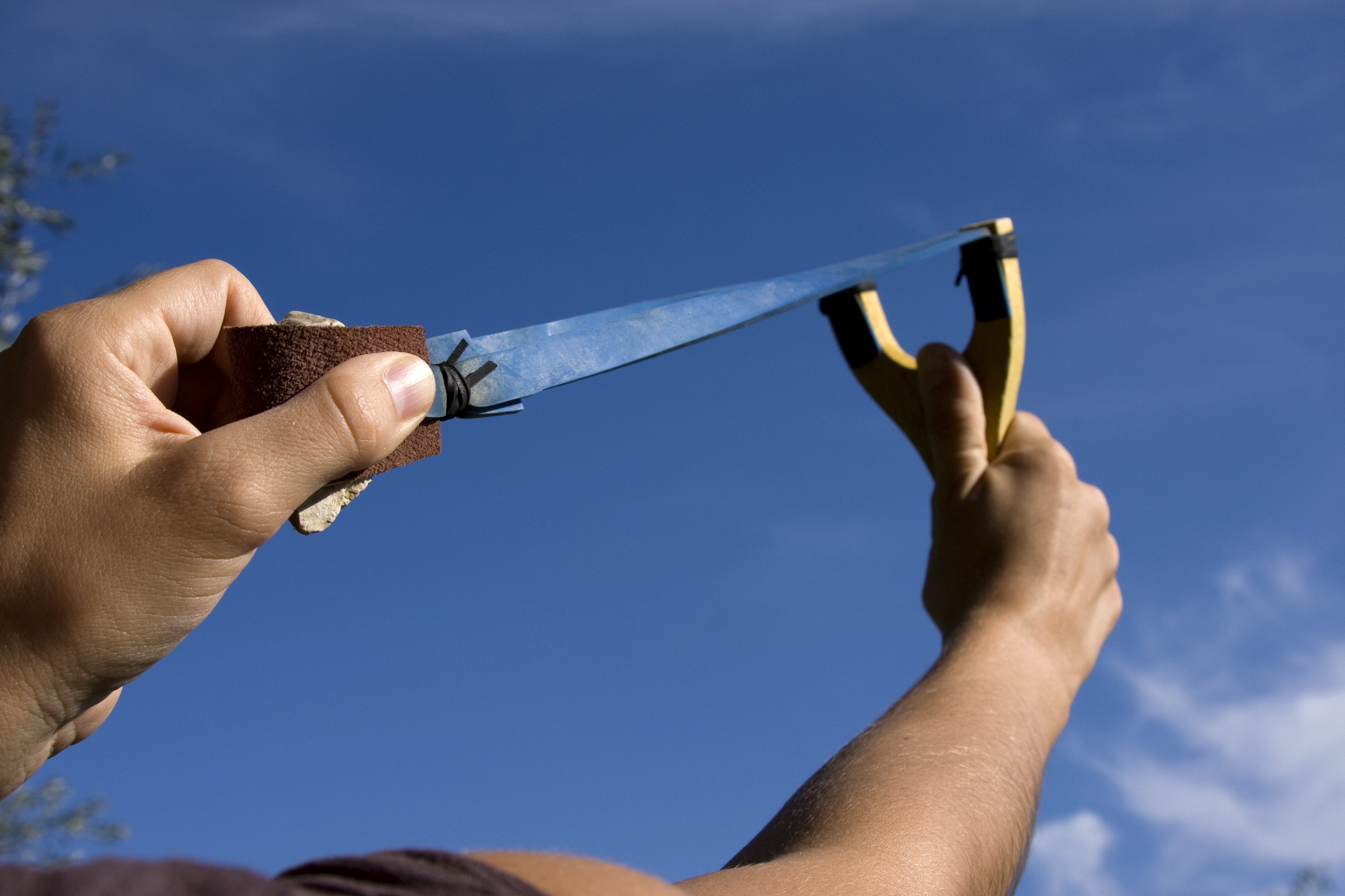 Un băiat de 14 ani a folosit o praștie pentru a alunga un atacator care voia să-i răpească sora de opt ani