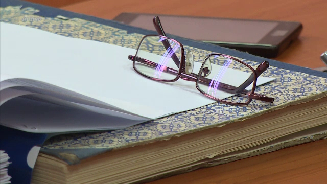 O învățătoare din Satu Mare a fost lovită de mama vitregă a unui elev în faţa şcolii