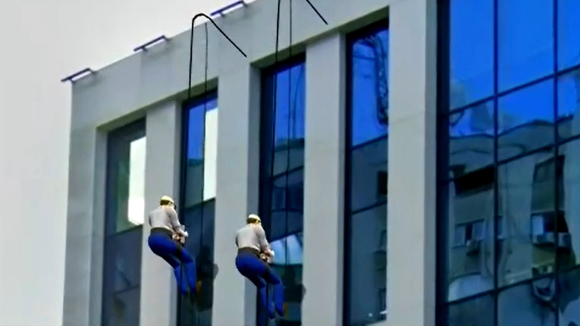 ANIMAȚIE GRAFICĂ. Cum s-a produs tragedia din Capitală, unde un alpinist utilitar a căzut în gol de pe o clădire de birouri