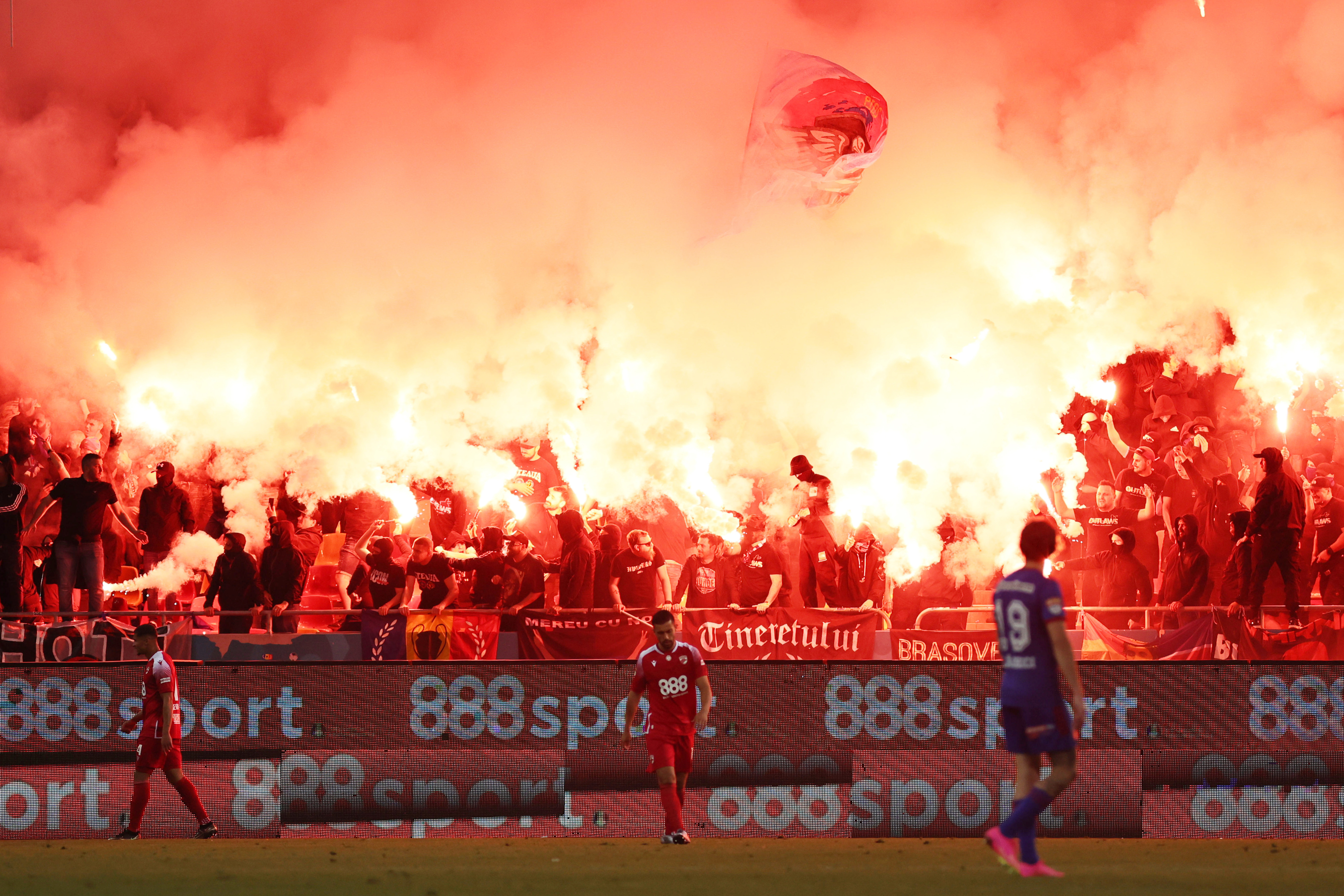 Dinamo a bătut Steaua cu 3-0 în derby-ul Ligii a II-a. Meciul de pe Arena Națională, întrerupt din cauza torțelor