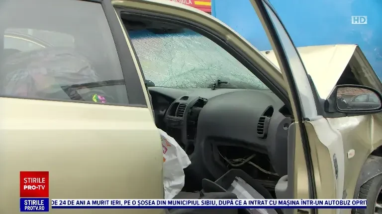 Un tânăr a murit pe loc după ce a intrat cu viteză într-un autobuz, în Sibiu. „Luase motorul foc”
