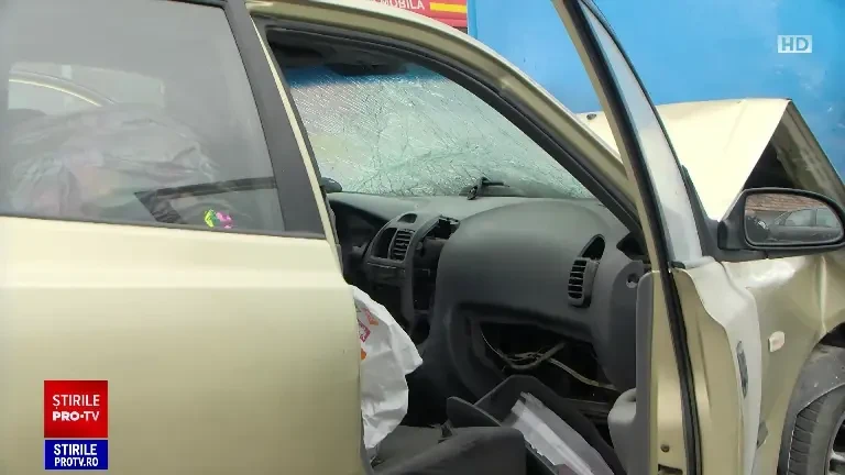 „Am sperat că nu o să moară”. Tânărul care a murit după ce a intrat cu mașina într-un autobuz nu purta centura de siguranță