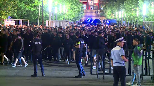 10 dosare penale după ce meciul Steaua-Dinamo a fost întrerupt de fanii care au aruncat torțe pe teren