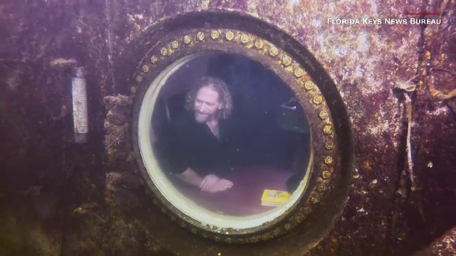 Un bărbat locuiește în Oceanul Atlantic, la o adâncime de 10 metri, de peste 70 de zile și vrea să-și prelungească șederea