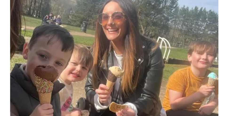 O femeie însărcinată a murit, iar 3 copii sunt în stare critică la spital în urma unui accident înfiorător, în Marea Britanie