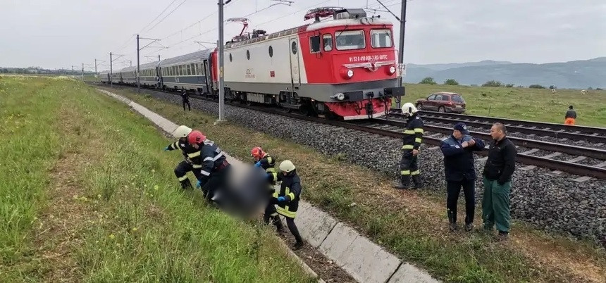 O adolescentă de 17 ani a fost lovită mortal de tren, în Alba. Trupul ei a fost târât zeci de metri