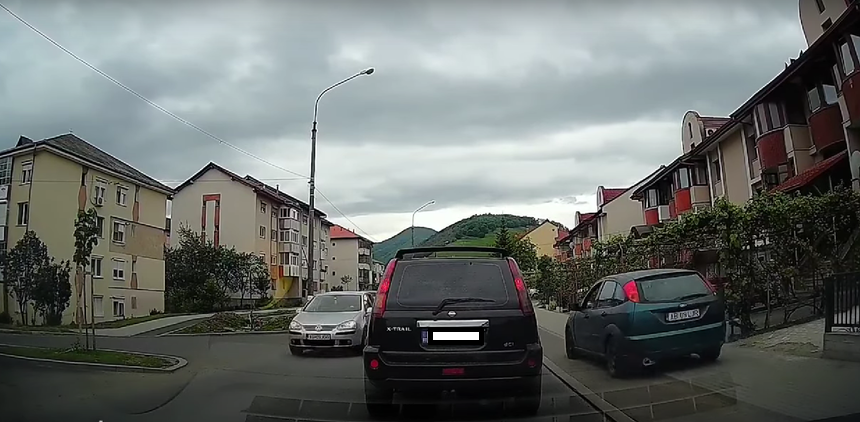 Un șofer a fost filmat în timp ce face o depăşire prin dreapta, pe trotuar, în oraşul Cugir. A rămas fără permis. VIDEO