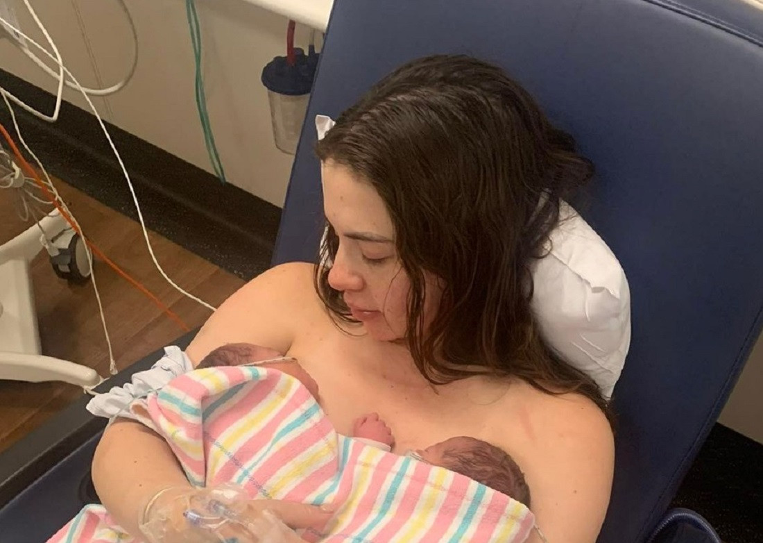 Un caz la 50 de milioane. O femeie cu două utere a devenit mamă de gemeni, deși copiii au fost concepuți prin metode diferite