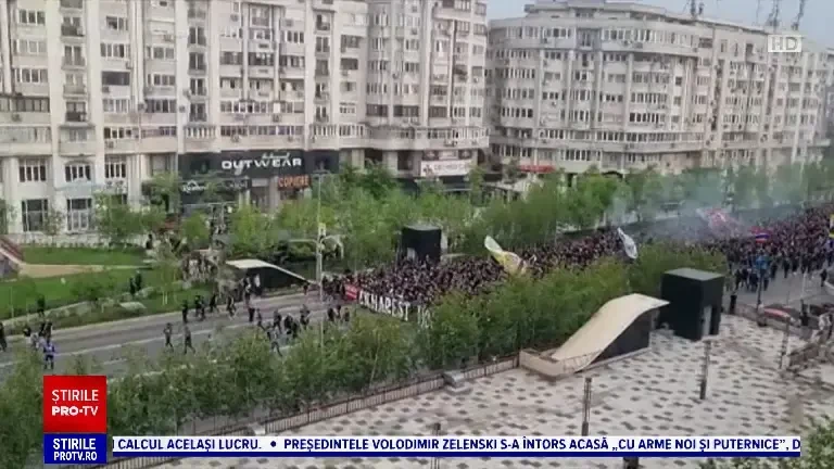 10 dosare penale după ce meciul Steaua-Dinamo a fost întrerupt de fanii care au aruncat torțe pe teren