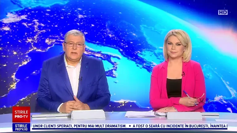 Drumarii continuă să deszăpezească Transalpina. În unele locuri zăpada depăşeşte cinci metri înălțime