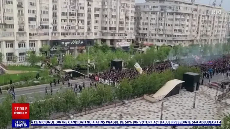 10 dosare penale după ce meciul Steaua-Dinamo a fost întrerupt de fanii care au aruncat torțe pe teren