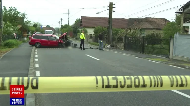 Un șofer a lăsat un sat din Gorj fără curent electric, după ce a intrat într-un stâlp încercând să evite o pisică