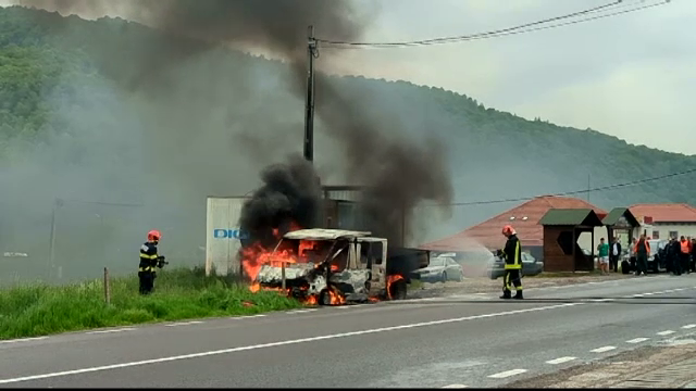 O dubă a luat foc pe DN1. Maşina era parcată pe marginea șoselei când au izbucnit flăcările uriașe