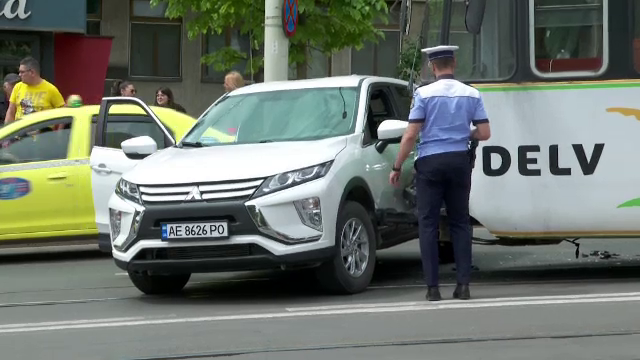 Panică în centrul Iașului după ce un un tramvai plin cu călători a lovit violent două autoturisme