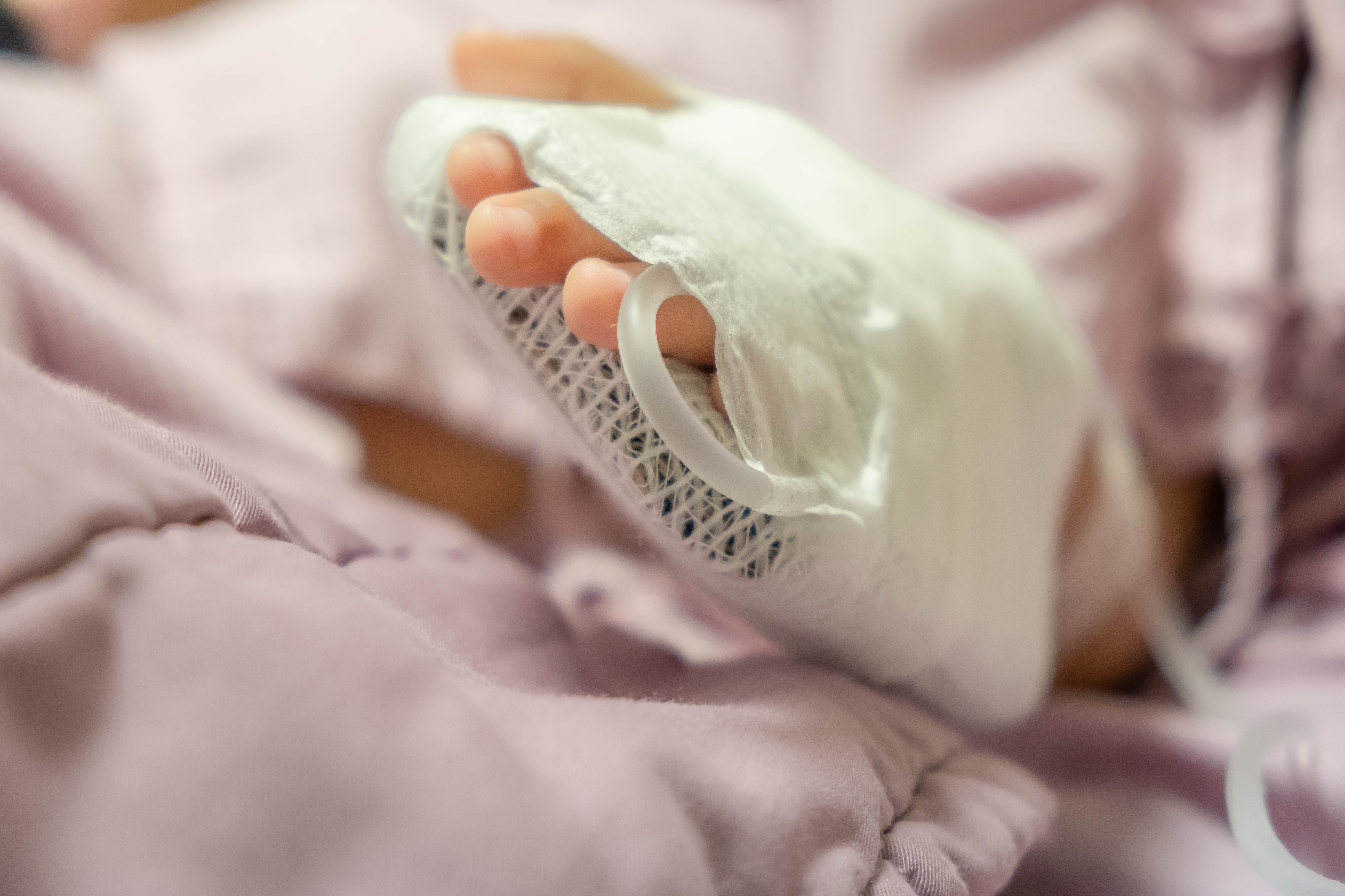 Părinţii din Prahova care şi-au omorât fetiţa de 2 ani au fost trimişi în judecată. Ce spun anchetatorii