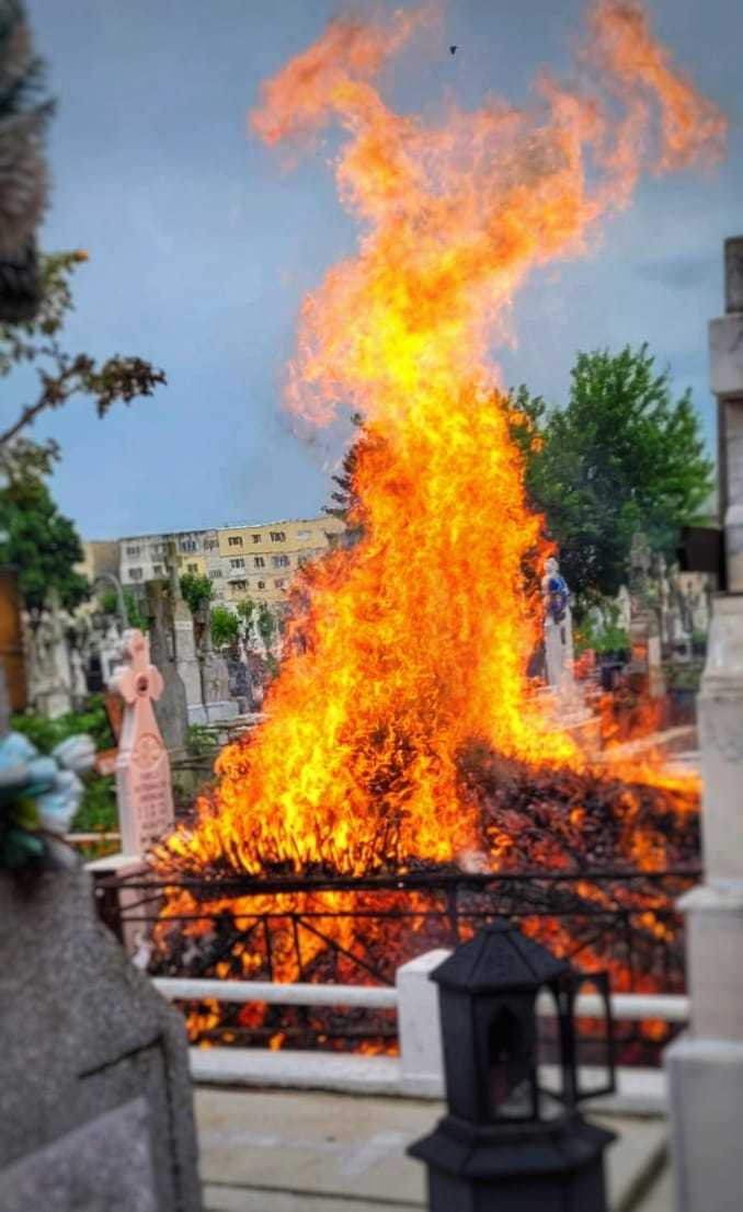 incendiu cimitir