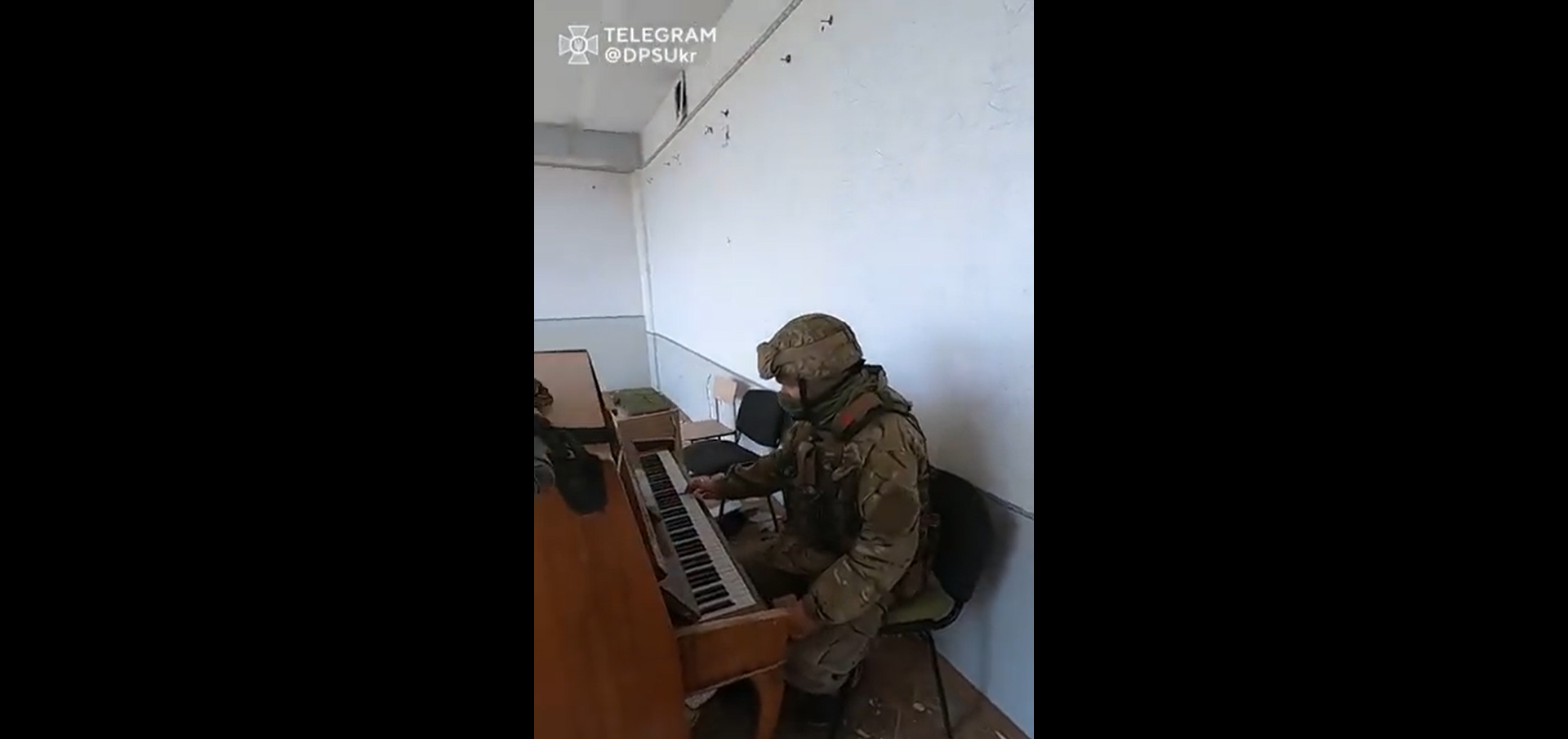 Realitatea sfâșietoare din Bahmut. Un soldat ucrainean cântă la pian în timp ce răsună împușcături pe fundal | Video