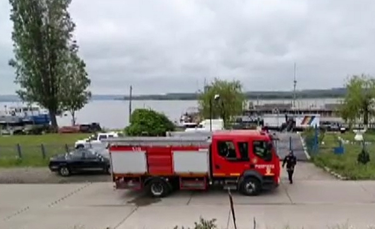 O barcă a Poliţiei de Frontieră a luat foc în Mehedinţi. Trei persoane au fost rănite