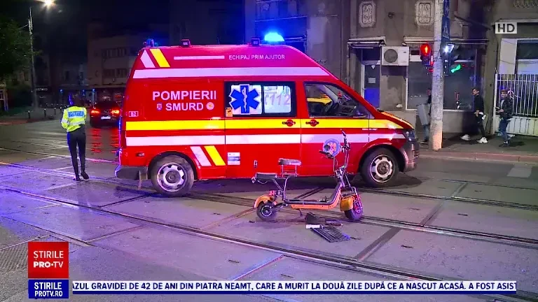 O femeie cu un moped, băută, a fost lovită de o mașină pe o trecere de pietoni din Capitală. Șoferul a fugit