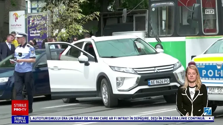 Panică în centrul Iașului după ce un un tramvai plin cu călători a lovit violent două autoturisme