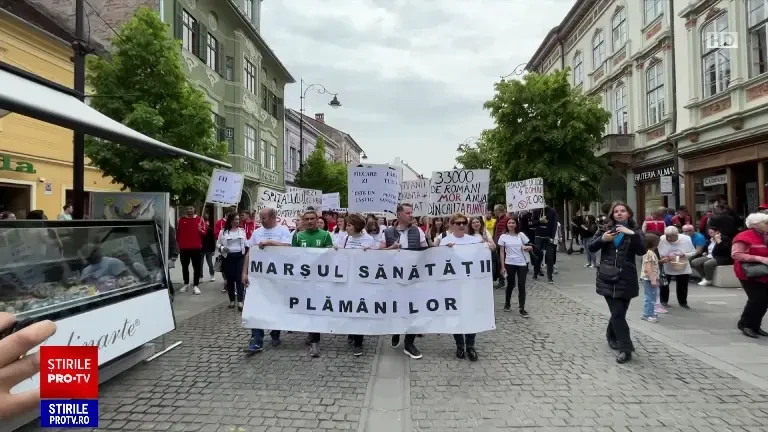 Marș antifumat la Sibiu. Sute de tineri, medici, elevi, studenți militari dar și sportivi trag un semnal de alarmă