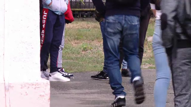 Adolescentul filmat când lovește cu bestialitate un copil de 10 ani a fost reținut